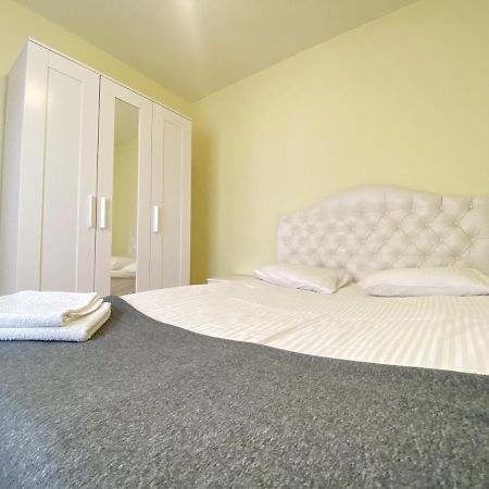 Entire New Apartment 20' From Barcelona Sabadell Eksteriør billede